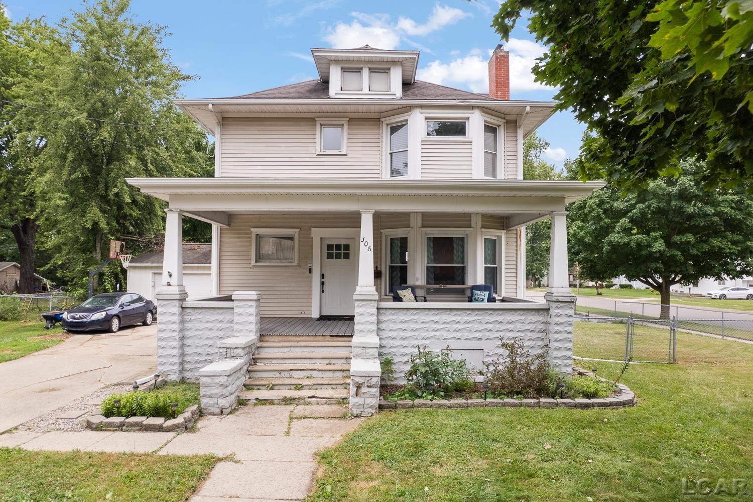 306 N McKenzie ST