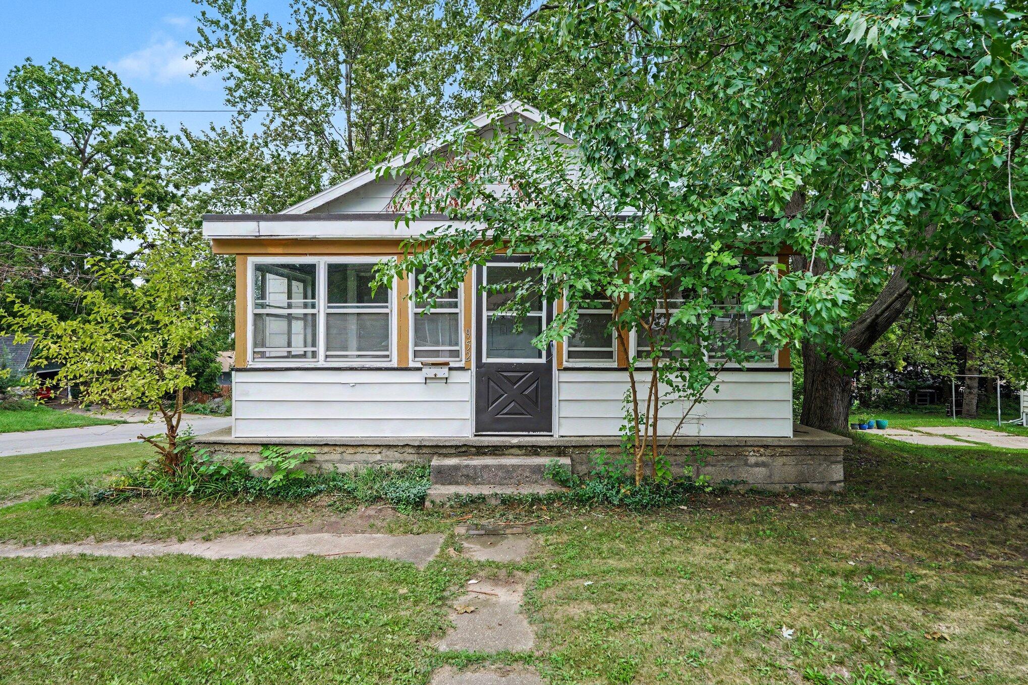 952 Calvary Avenue NW
