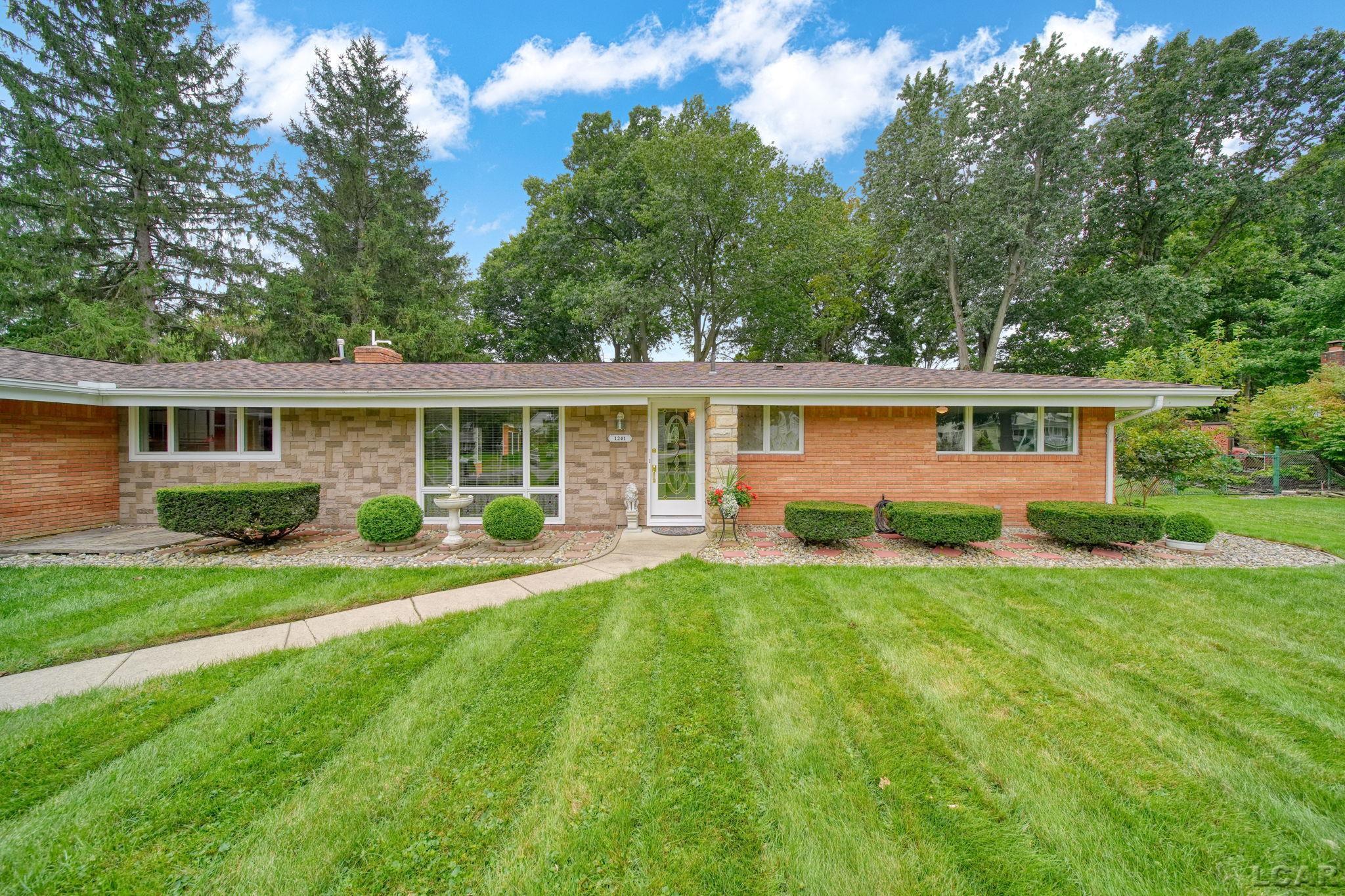 1241 E Oregon RD
