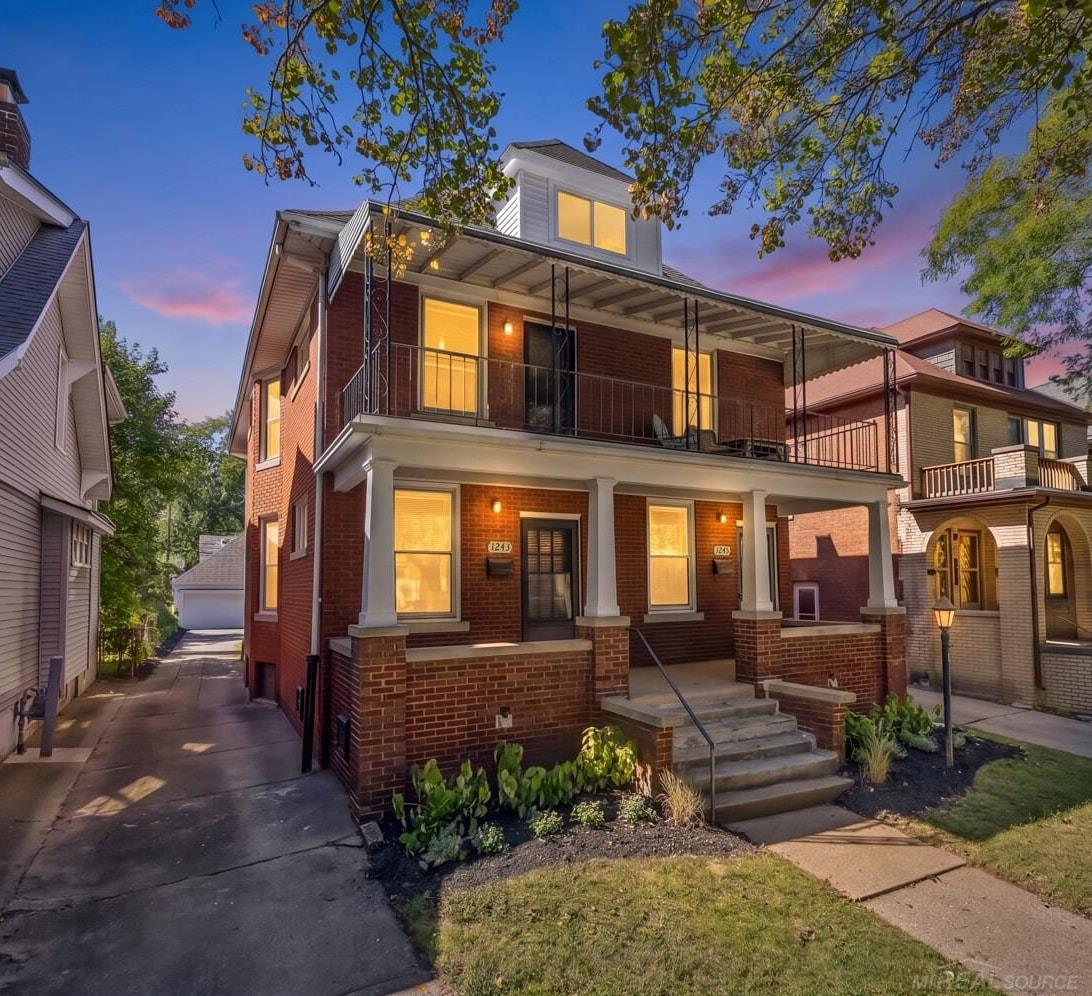 1243 Lakepointe ST