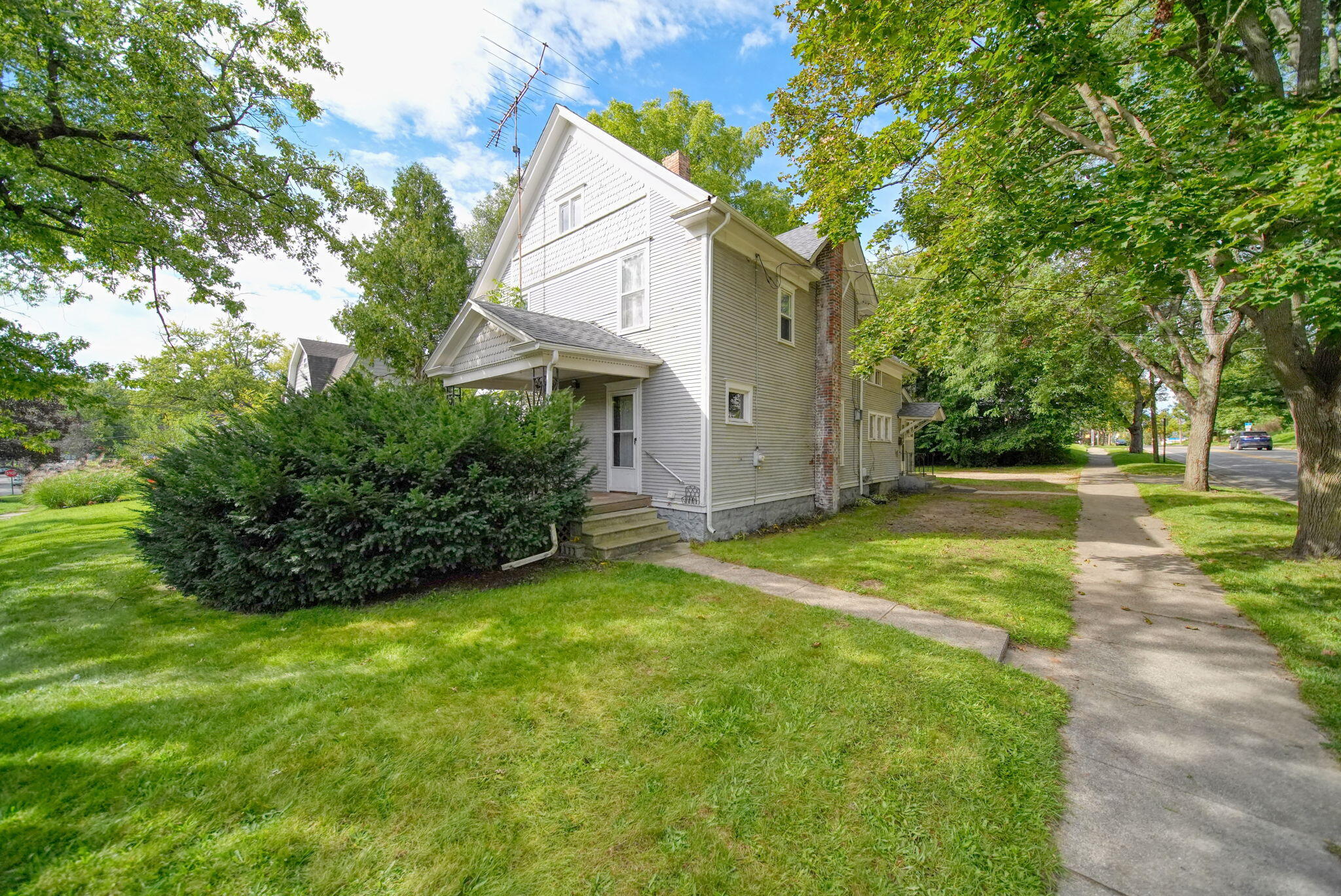 735 W High Street