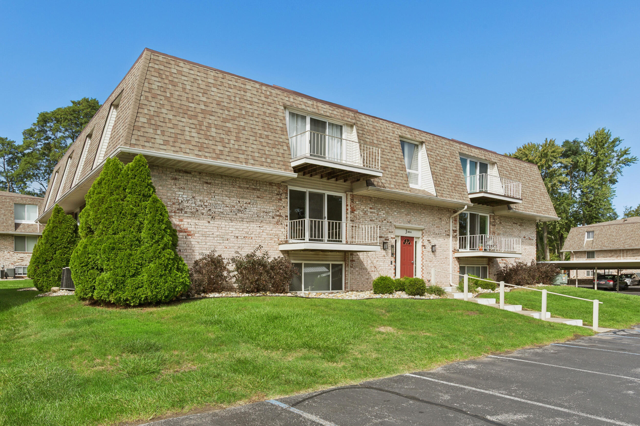 3614 N Lakeshore Drive Building: 3614 Unit: Unit J5