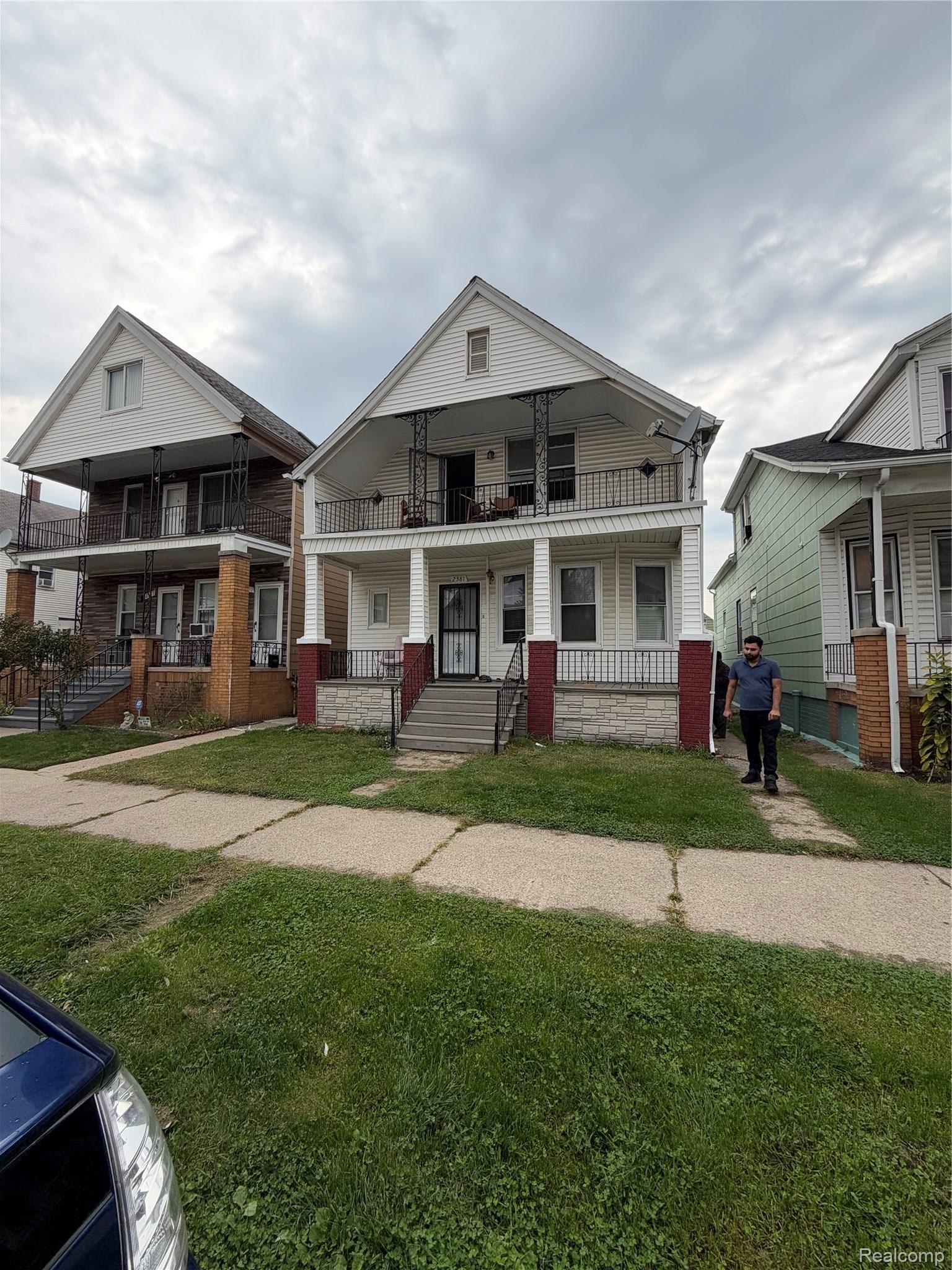 2381, Holmes, Hamtramck, Michigan, 48212