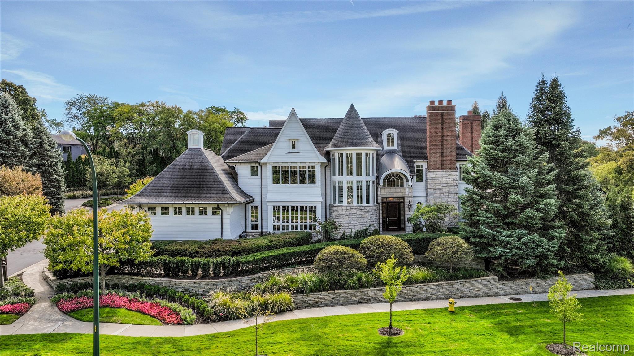 100 Woodland Villa CT